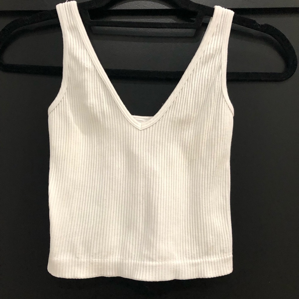 Like New! Aura Ribbed V-Neck Crop Tank